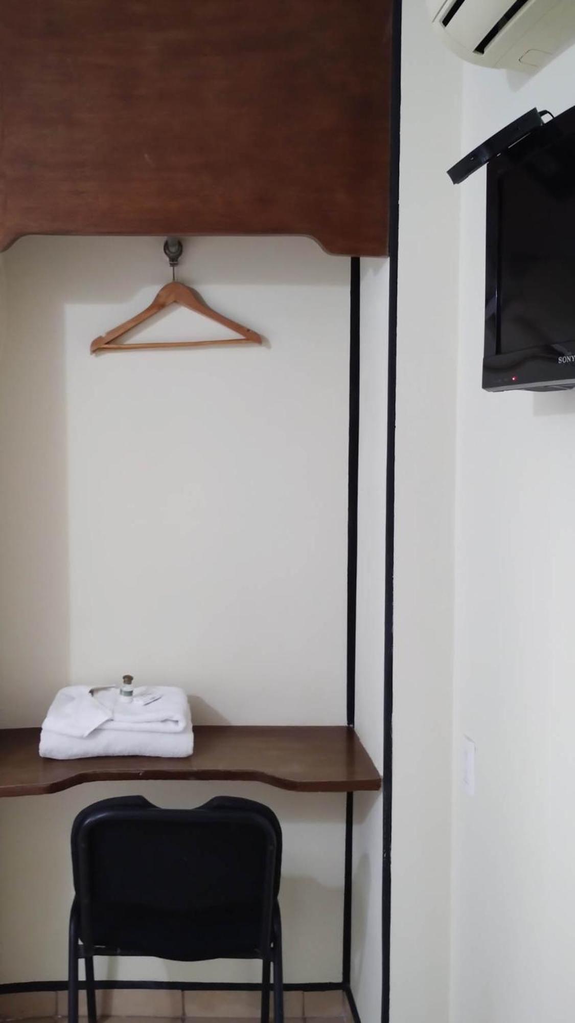 Hotel Mateos 1215 レオン エクステリア 写真
