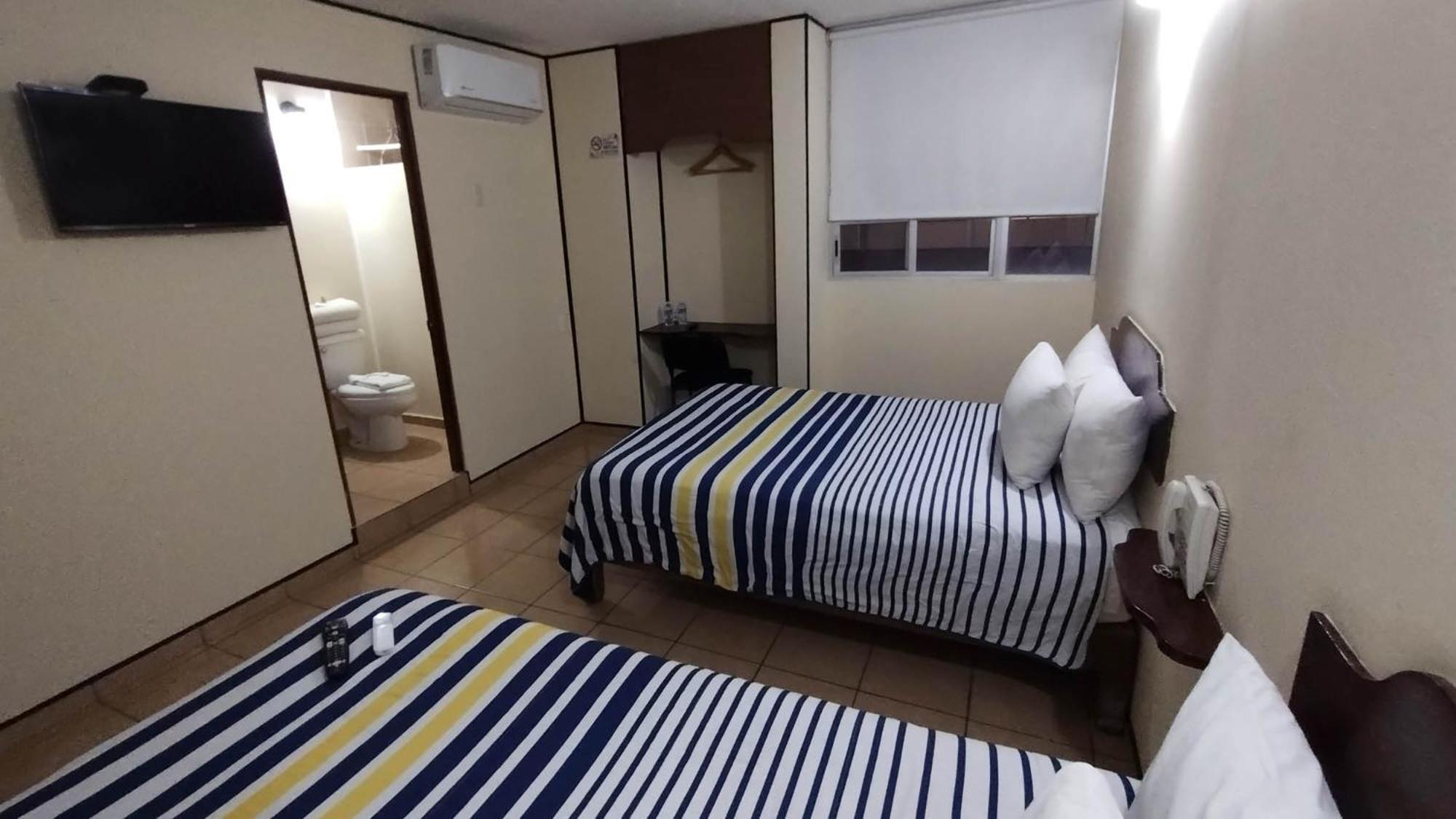 Hotel Mateos 1215 レオン エクステリア 写真